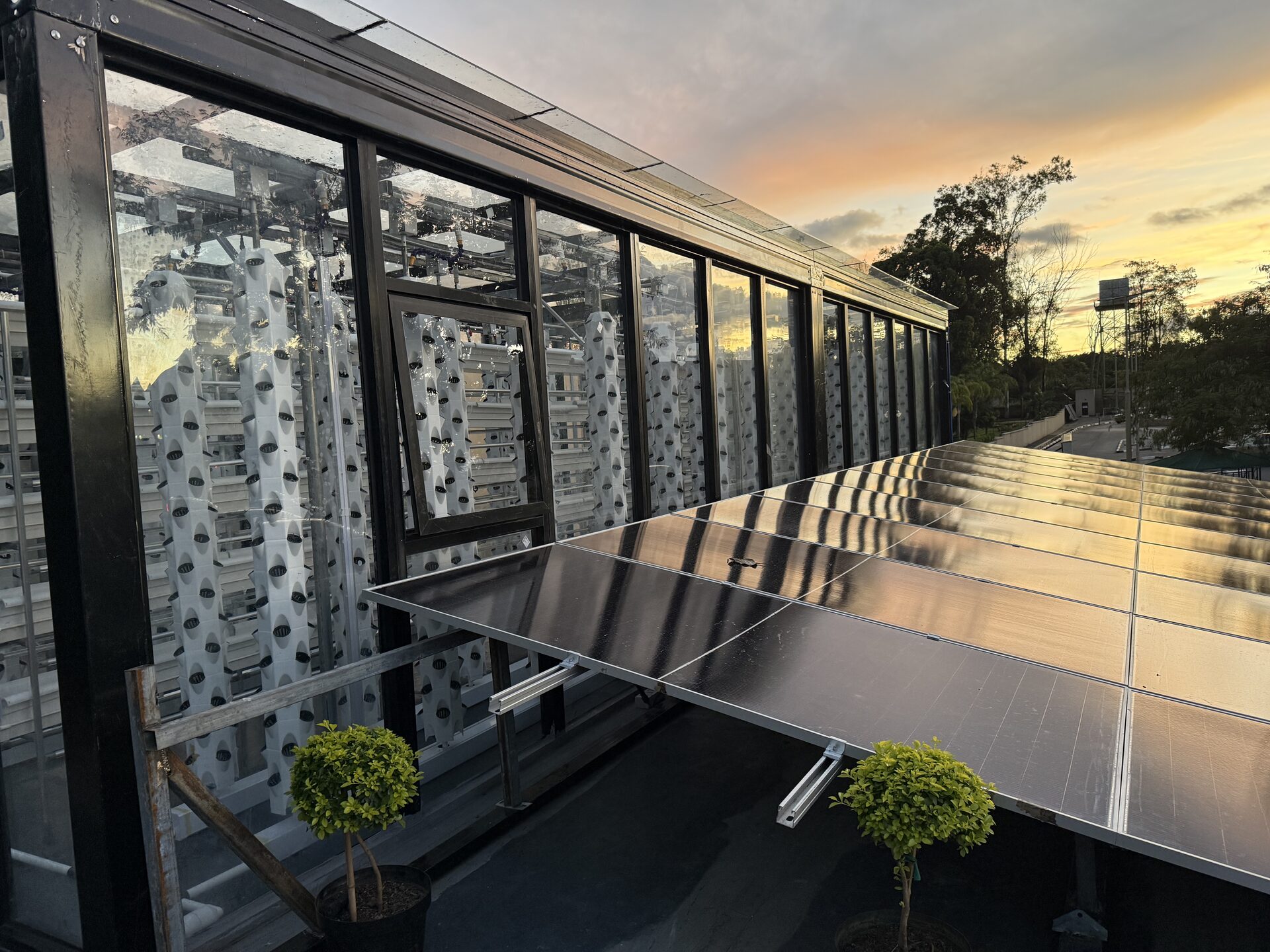 SimuPod with vertical farming towers and solar at sunset